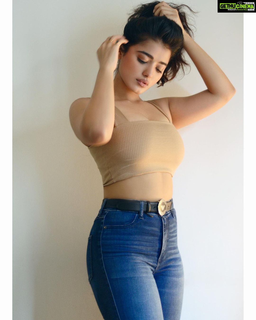 Ketika Sharma Instagram - I love these colours ☘️ 📸- @shazzalamphotography #skin #tones #all #unique #and #beautiful #colours #natural #purity #belief #loveandlight #positivevibes #grateful