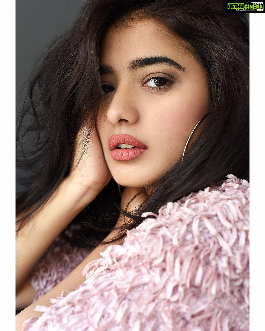 Ketika Sharma Instagram - Be the sunshine you’re looking for 🕊 📷 - @shazzalamphotography #beauty #shots #pink #mess #deep #quotes #mood #behumble #bekind #loveandlight #positivevibes #grateful