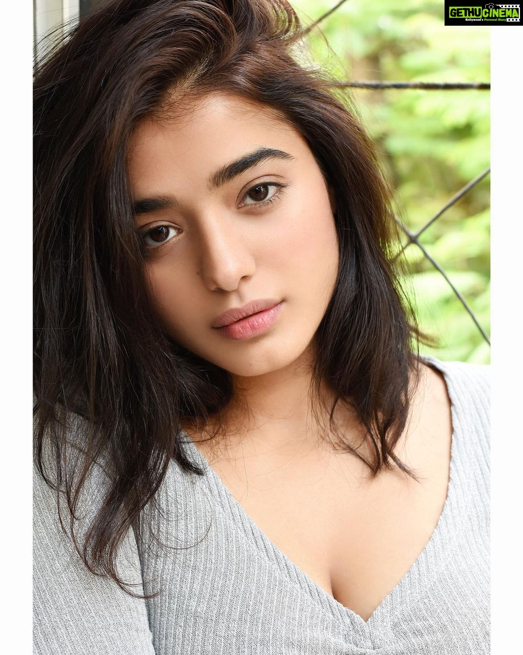 Ketika Sharma Instagram - Your aura , your space is precious , Protect it 🌻 📸 @shazzalamphotography ✨ #positivequotes #selflove #portrait #naturallook #hair #on #point #walk #away #from #toxic #shit #positivevibes #only #please #loveandlight
