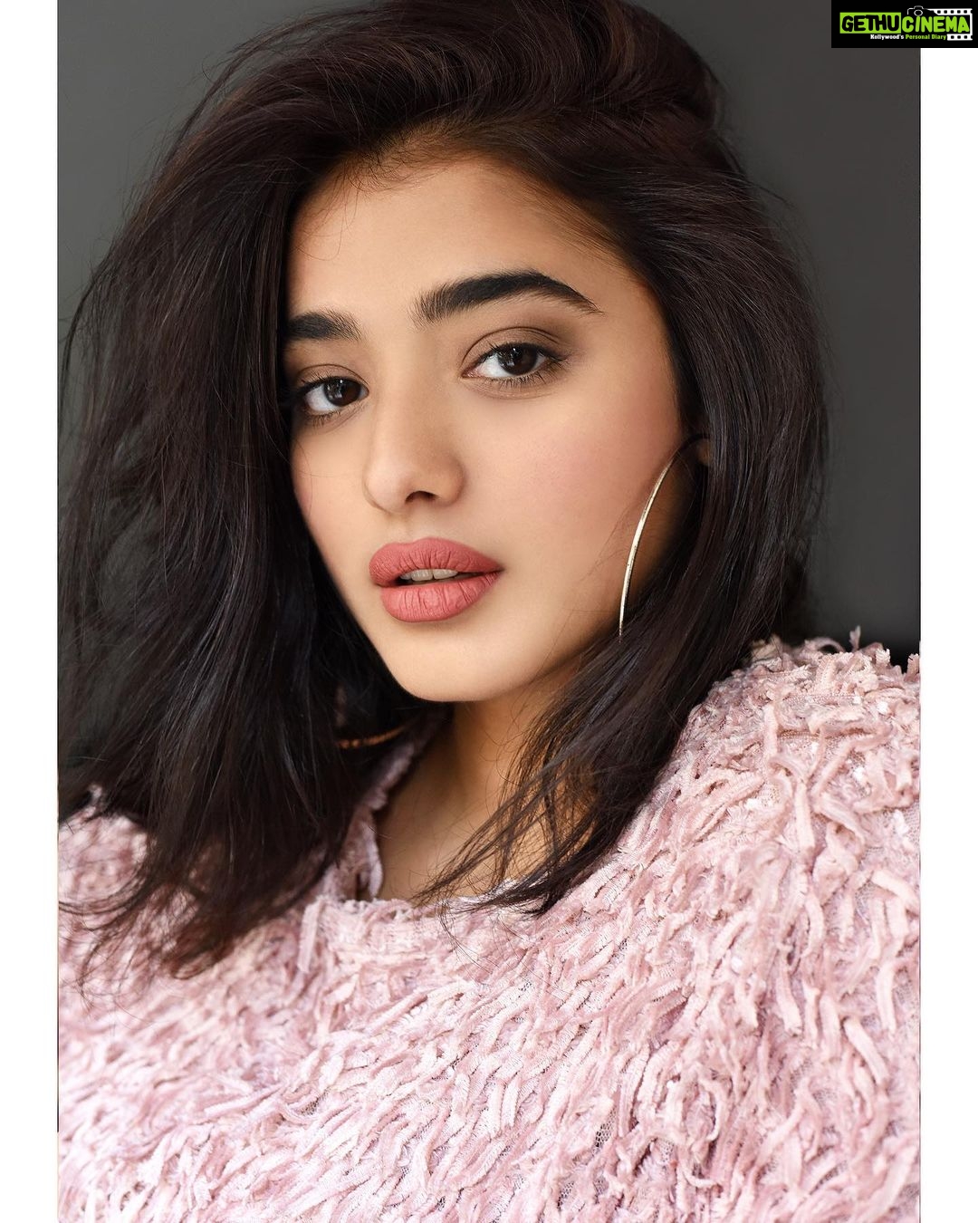 Ketika Sharma Instagram - Be the sunshine you’re looking for 🕊 📷 - @shazzalamphotography #beauty #shots #pink #mess #deep #quotes #mood #behumble #bekind #loveandlight #positivevibes #grateful