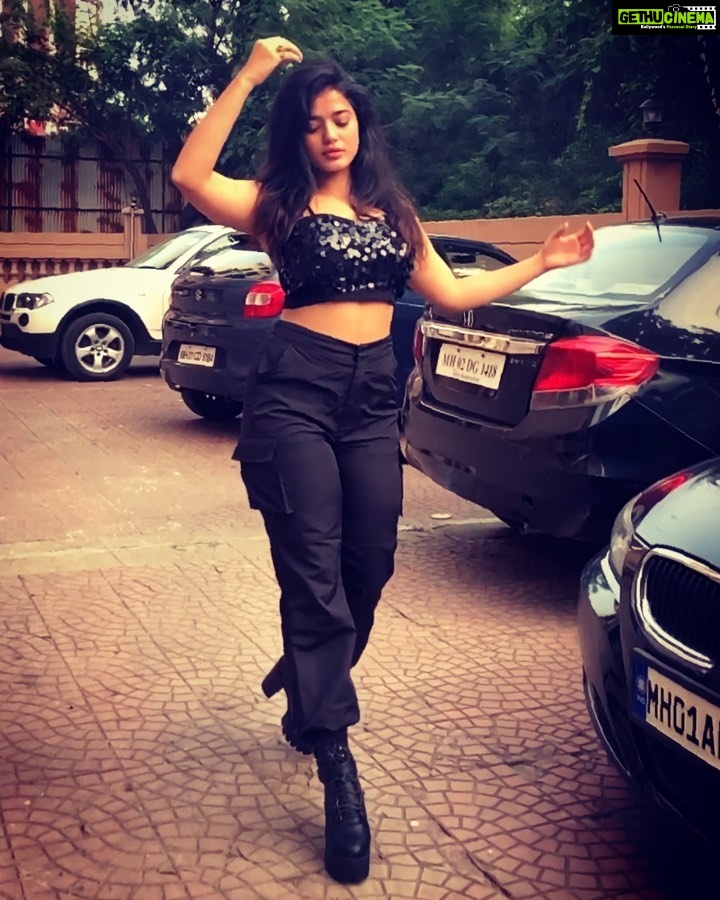 Ketika Sharma Instagram - Something about This song is so catchy , Im hooked 🤣🙏🏼 and ofcourse when you’re with @sagarikaamalla she’s going to get you to do all of these fancy things - my miss Tik Tok Queen and pro ❤️😘 #fancy #sister #fun #stuff #slomo #xpro #gorg #filter
