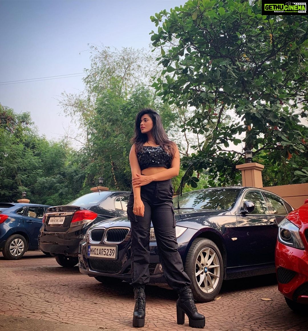 Ketika Sharma Instagram - My colour for the month 🖤 📷- @sagarikaamalla 💋 #infact #every #month #queen #black #tracks #tall #boots #style #on #point #allblackeverything #gratitude #goodvibes #positivity #love #light 🕊❤️🙌🏽👐🏼