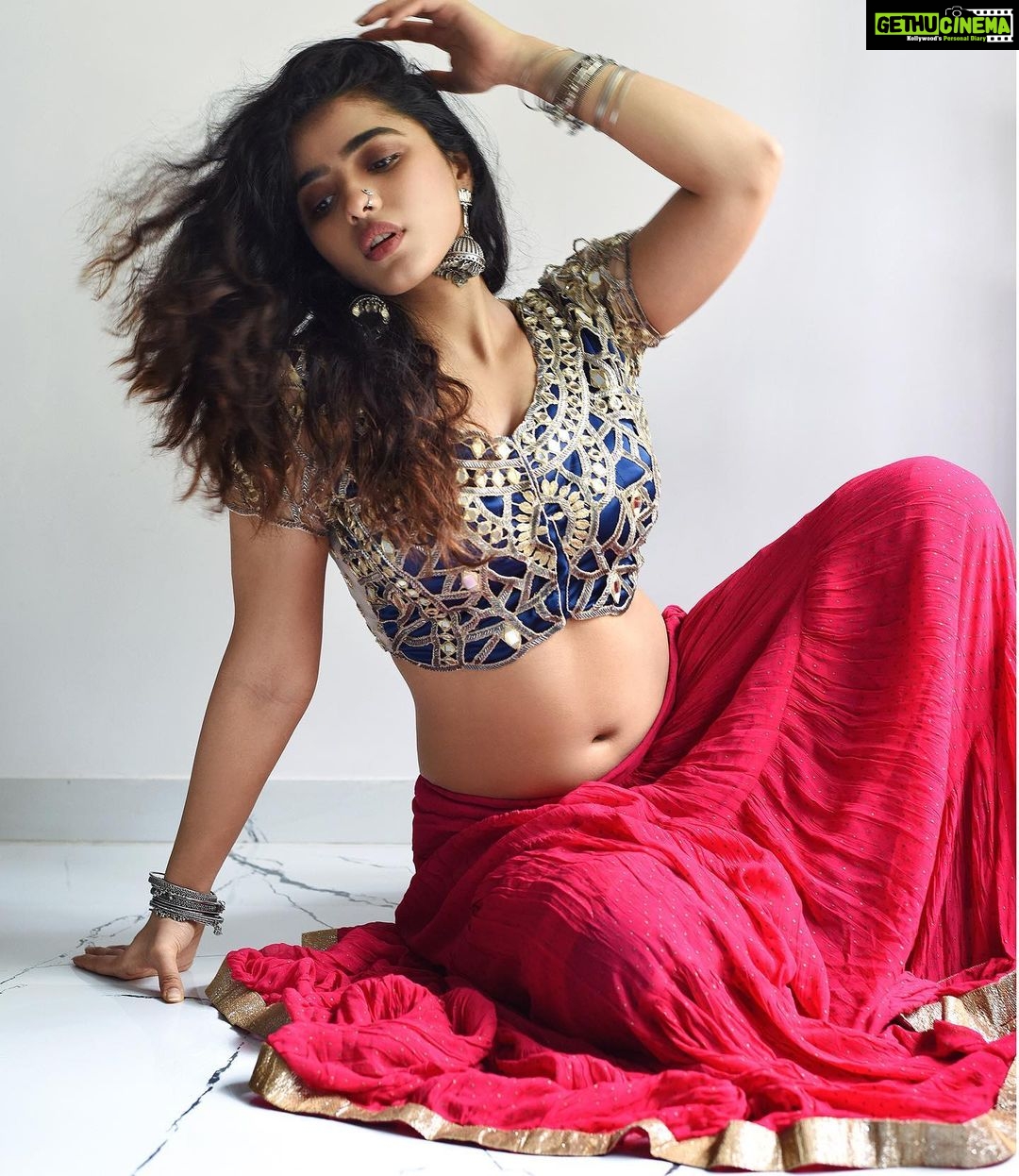 Ketika Sharma Instagram - Into the weekend like ๐ฅ ๐ธ- @shazzalamphotography #choli #lehenga #shoot #nosepin #earrings #jhumkas #indian #attire #love #ethicity #real #wavyhair #raw #look #theme #shoot #gratitude #loveandlight #positivevibes