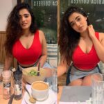 Ketika Sharma Instagram - Evenings like these with the best food ,coffee and company 😍 (Favourite company - my siso darla ) is everything 💕 📷- @chasinggmagic #evening #snacking #healthyfood #coffee #is #life #best #company #sister #grateful #red #casual #trips #happy #mid #week #loveandlight #positive #calm #peaceful #satisfying #plans