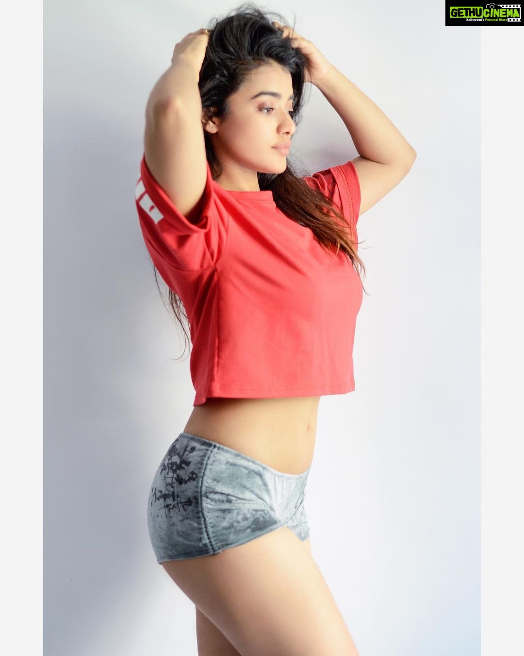 Ketika Sharma Instagram - Love these shots by @shazzalamphotography #athleisure #myfav #style #oversize #crop #sport #puma #danceshorts #red #my #colour #neverletsmedown #loveandlight #positivevibes #grateful #goodday
