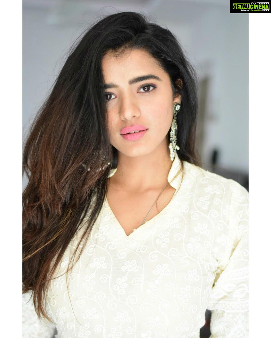 Ketika Sharma Instagram - You smile , I smile . That’s how it works 💕 #loveandlight #gratitude #postivevibes #white #can #never #go #wrong #indian #wear #earrings #simplicity #grace