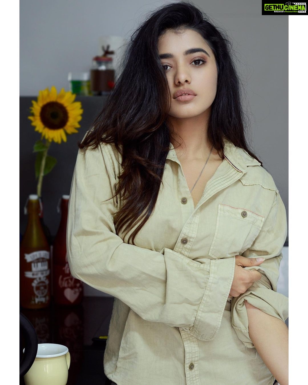 Ketika Sharma Instagram - A few more of these πΊπ½ , shot by @shazzalamphotography ππΌ #postoftheday #positivevibes #photography #expression #healthylifestyle #always #beige #is #my #colour #oversize #shirts #are #life #fav #grateful #day #lookinggood #loveandlight