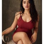 Ketika Sharma Instagram – Dropping Fireballs with @farrokhchothia ( I’m a fan ) 🕊💕
#wethair #deepred #sutble #look #portrait #mode #shooting #with #the #best #thankful #loveandlight