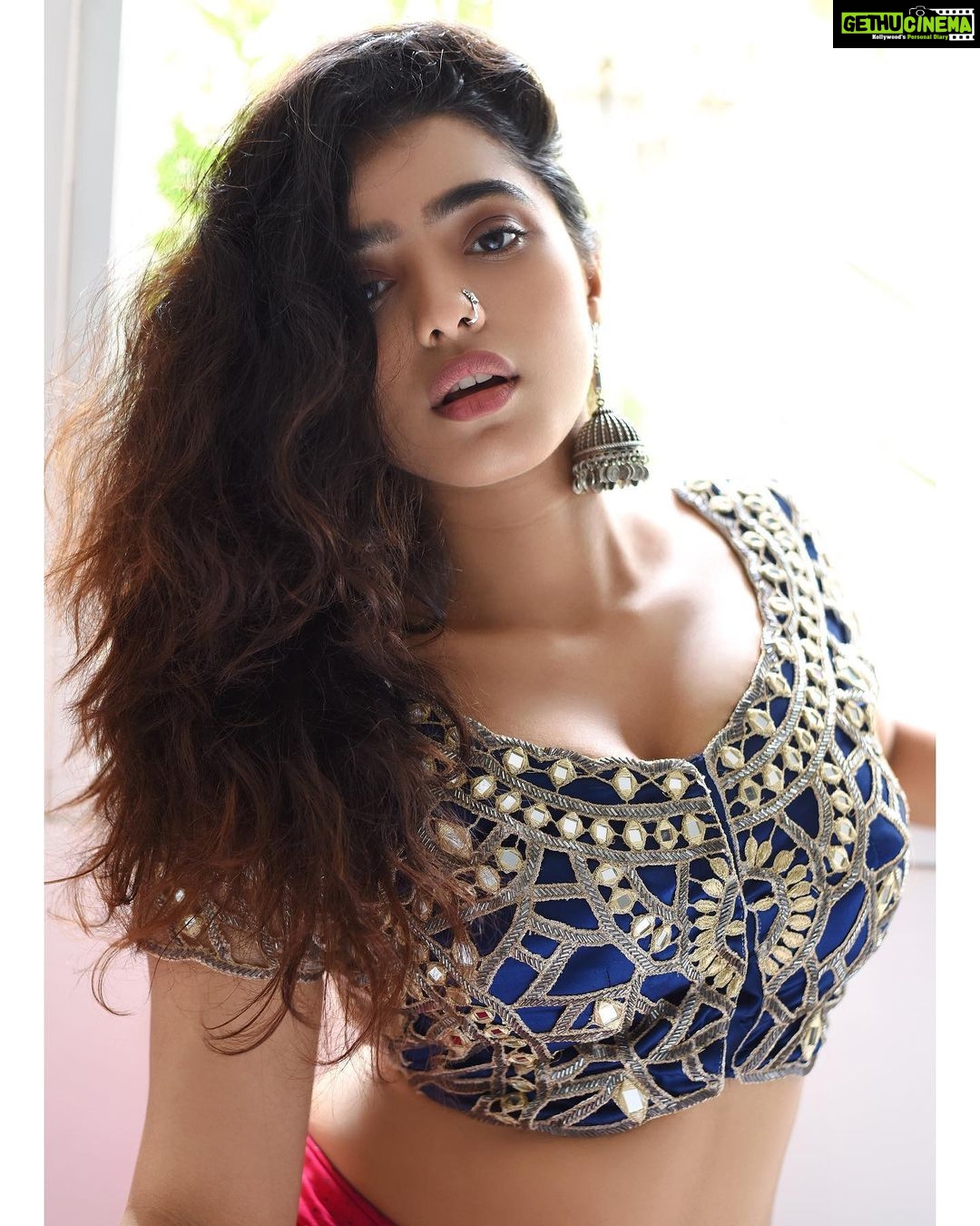 Ketika Sharma Instagram - Something about mirror-work 💯 lovely shots by @shazzalamphotography #morning #post #mirror #work #rajasthani #feels #ethnic #indian #outfits #authentic #vibe #loveandlight #gratitude #positivevibes