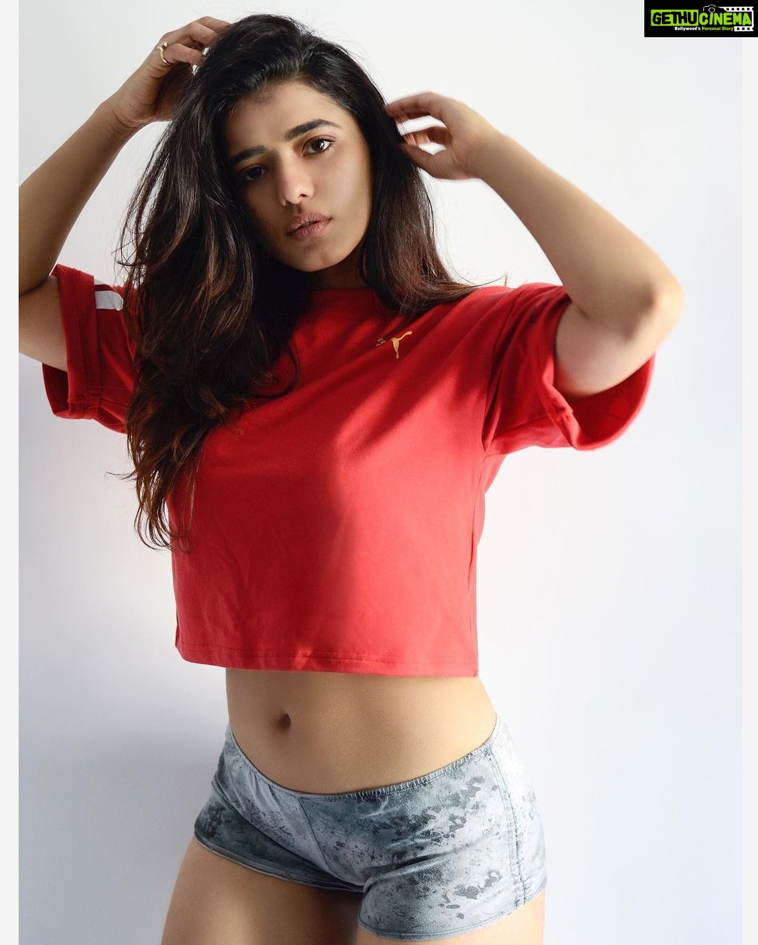 Ketika Sharma Instagram - Love these shots by @shazzalamphotography #athleisure #myfav #style #oversize #crop #sport #puma #danceshorts #red #my #colour #neverletsmedown #loveandlight #positivevibes #grateful #goodday