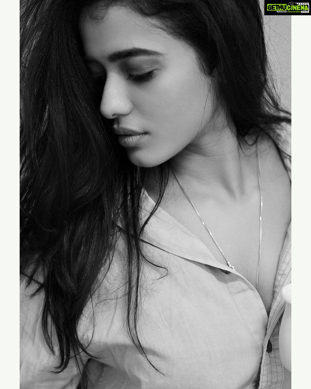 Ketika Sharma Instagram - A few more of these πΊπ½ , shot by @shazzalamphotography ππΌ #postoftheday #positivevibes #photography #expression #healthylifestyle #always #beige #is #my #colour #oversize #shirts #are #life #fav #grateful #day #lookinggood #loveandlight