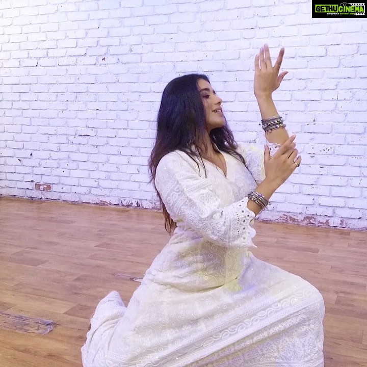 Ketika Sharma Instagram - Those once in a blue moon moods 🕊💕 Choreography- @charvi.b ( patiently taught me this lovely bit 🙈 not my zone but refreshing nonetheless ) Shot and edited by @ruskinfelix #complete #amature #moodboard #soft #stuble #simple #indian #dances #white #graceful #pieces #gratitude #love #for #learning #loveandlight