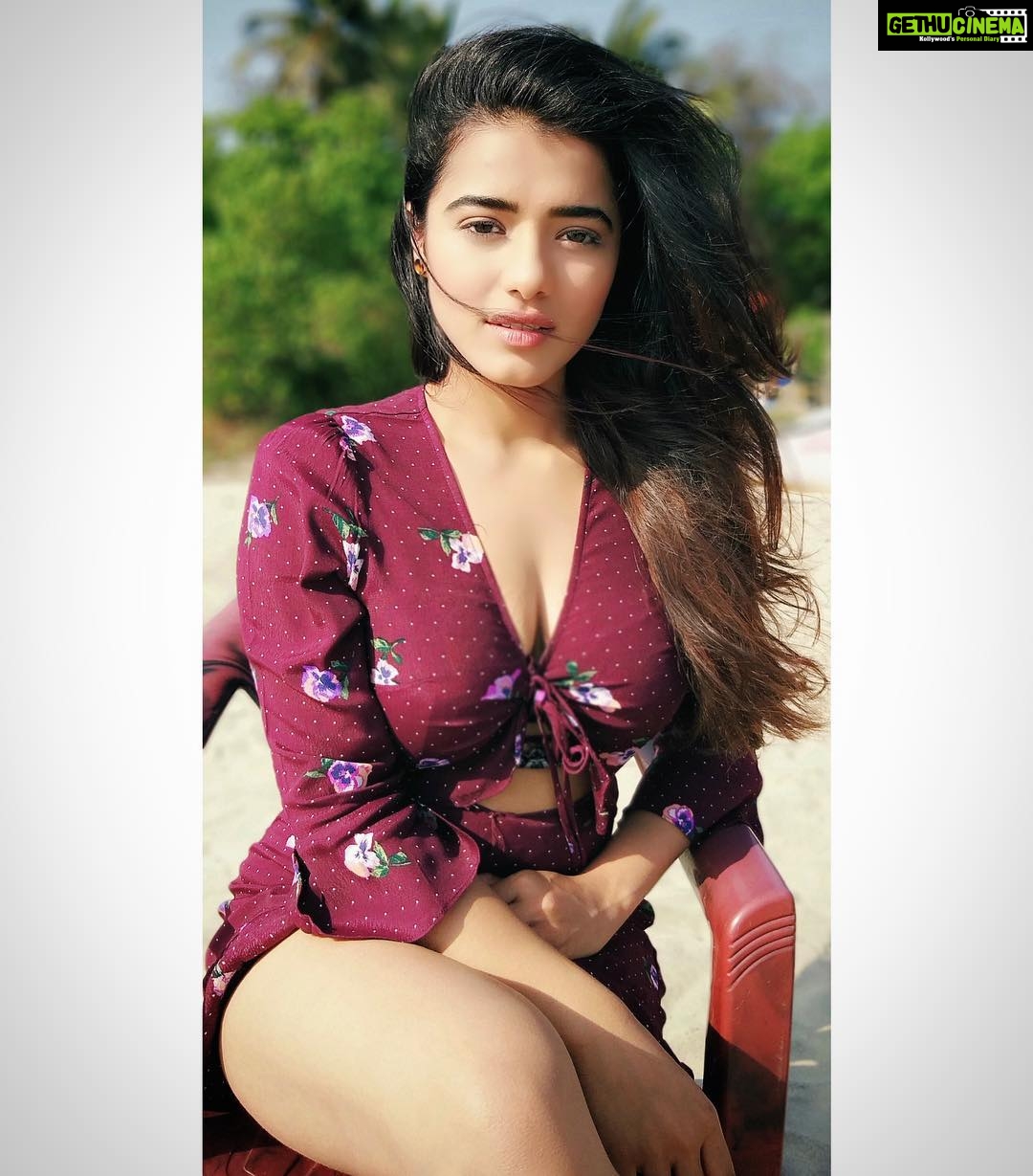 Ketika Sharma Instagram - I don’t mind the tan 🤓 #Goa #beach #sunkissed #tan #portrait #mode #candid #clicks #shoot #romatic #set #fullpower #loveandlight #instaphoto #beachbaby #grateful Morjim Beach, Goa