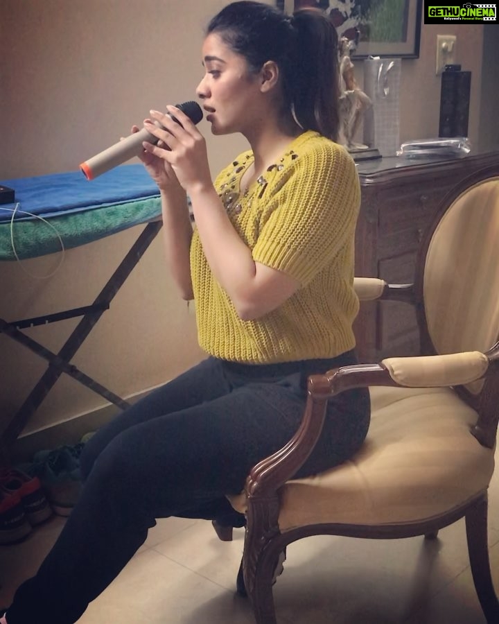 Ketika Sharma Instagram - I’ll Always remember us this way❤️ (The second stanza on the slide is my personal favourite 🙊) 📹- @narayaniprakashsingh #ladygaga #starisborn #newyear #coversong #passion #hardword #positivity #alwaysrememberusthisway #loveandlight