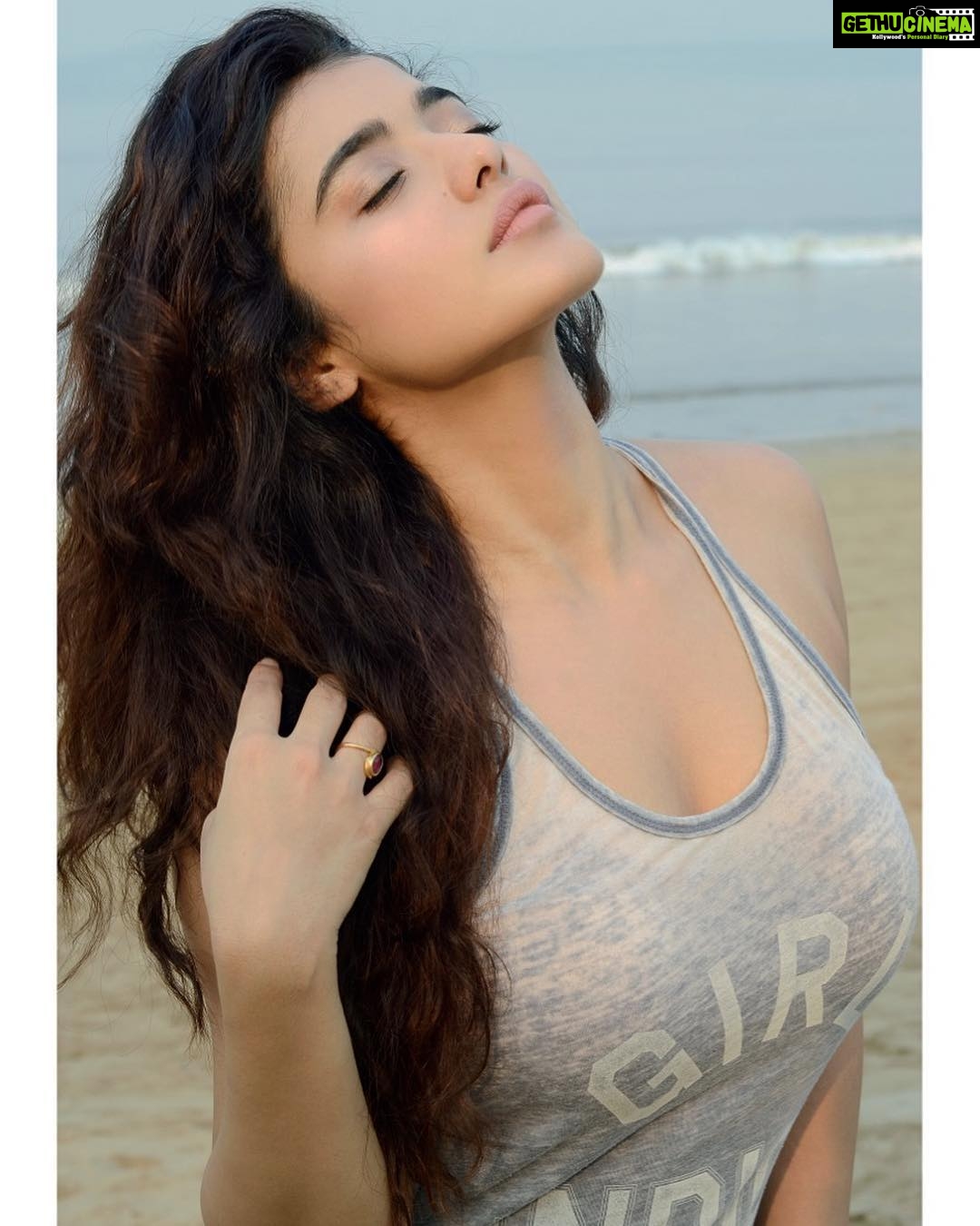 Ketika Sharma Instagram - I now have a new favourite click Thank you @shazzalamphotography 🤗 #shoot #on #the #beach #sunkissed #sunrise #lovely #light #feeling #nature #positivity #hardwork #honesty #grounded #always