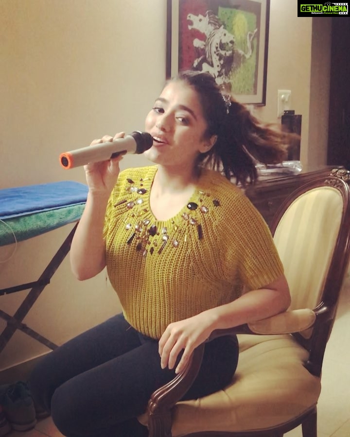 Ketika Sharma Instagram - I’ll Always remember us this way❤️ (The second stanza on the slide is my personal favourite 🙊) 📹- @narayaniprakashsingh #ladygaga #starisborn #newyear #coversong #passion #hardword #positivity #alwaysrememberusthisway #loveandlight