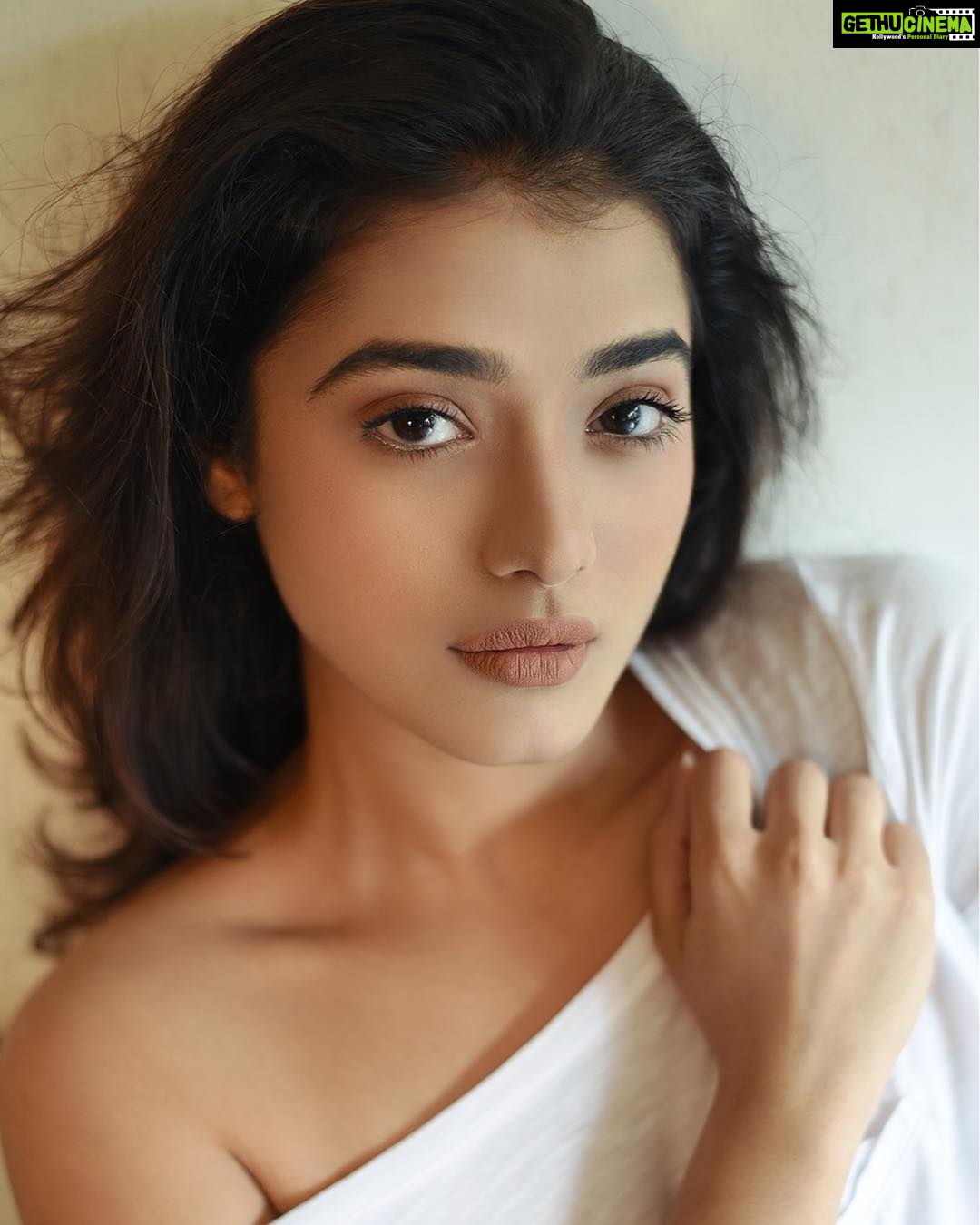 Ketika Sharma Instagram - Portrait Sundays @shazzalamphotography that's such a beautiful shot ❤️ #portraitphotography #beautiful #beauty #shot #mood #mode #loveandlight