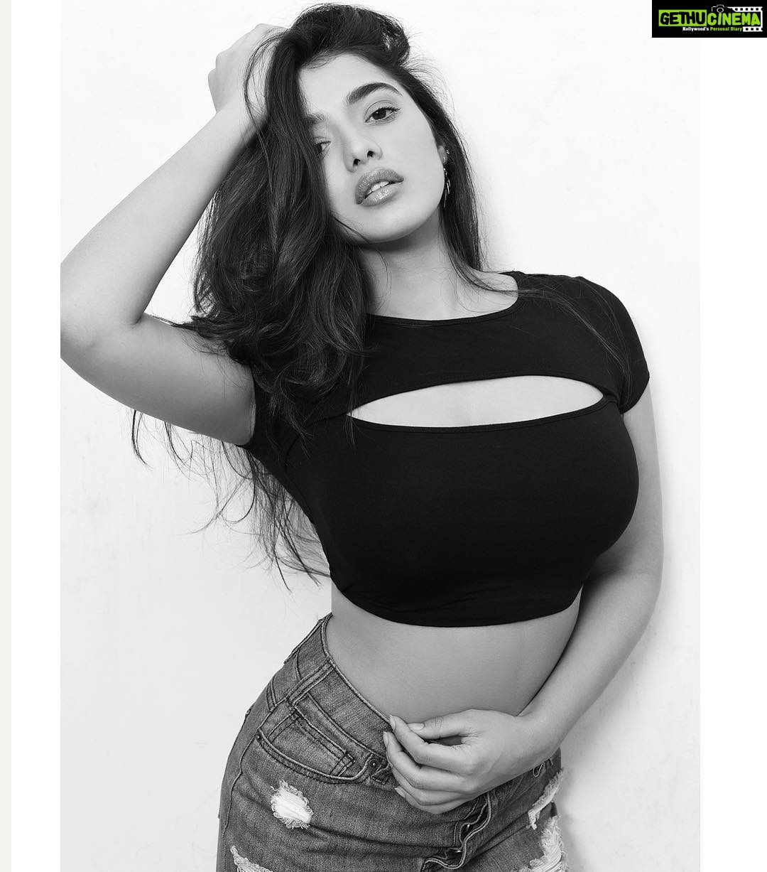 Ketika Sharma Instagram - How's your Sunday going ? 📸- @shazzalamphotography 💥 #postivevibes #instablackandwhite #loveandlight #picoftheday