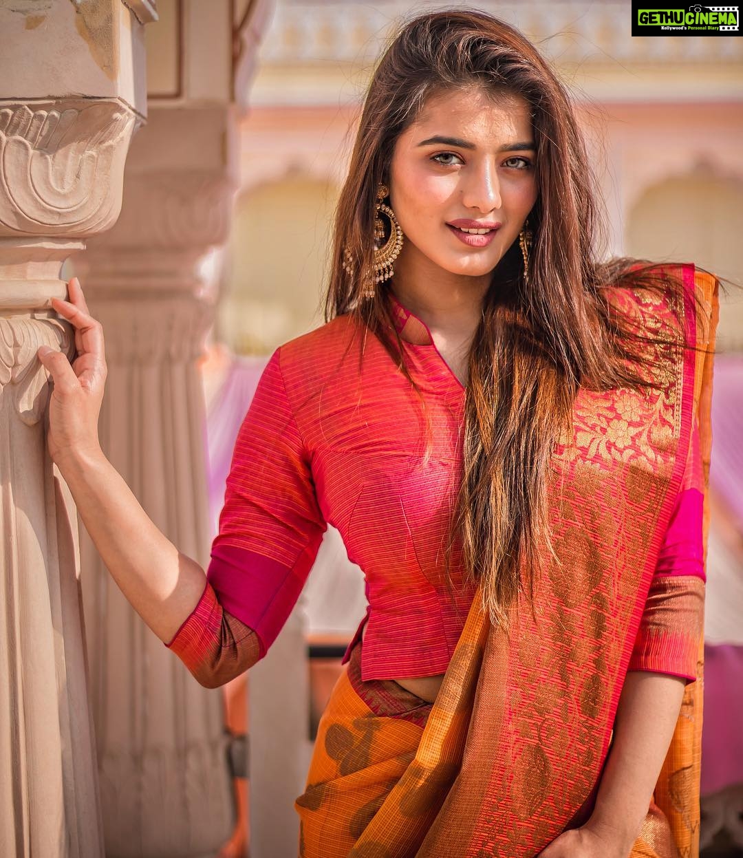 Ketika Sharma Instagram - My look for my sister @nikdogra 's mehendi šš Picture credits - @ankit_deshmukh . #cottonsaree #pinkandyellow #pink #nofilter #nofilterneeded #beautiful #click #postoftheday #mehendi #sister #happyday #stayblessed #grateful #haveagreatday