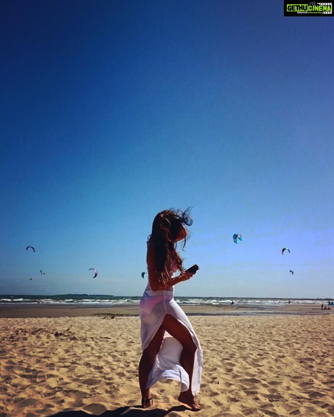 Ketika Sharma Instagram - Thank you so much for 700K everybody ... lots of love to my followers .... ❤️ #tb #major #throwback #australia #love #the #world #melbourne #altonabeach #beach #instadaily #instagram #havefun