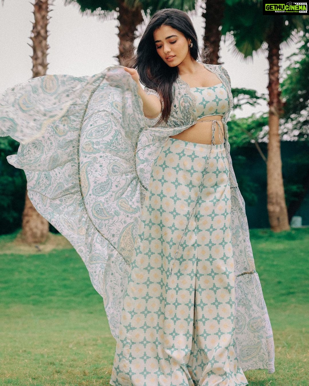 Ketika Sharma Instagram - Breezy 🍁🙆🏻♀️ Wearing @issadesignerstudio Jewellery @spillthebead Styled by @rashmitathapa Styling team @aishwarya128 Shot by @pranav.foto ( that colour palette Issa moood) Makeup and hair- @makeuphairbyrahul #october #feels #grainy #green #mood #board #tb #styled #postoftheday #loveandlight