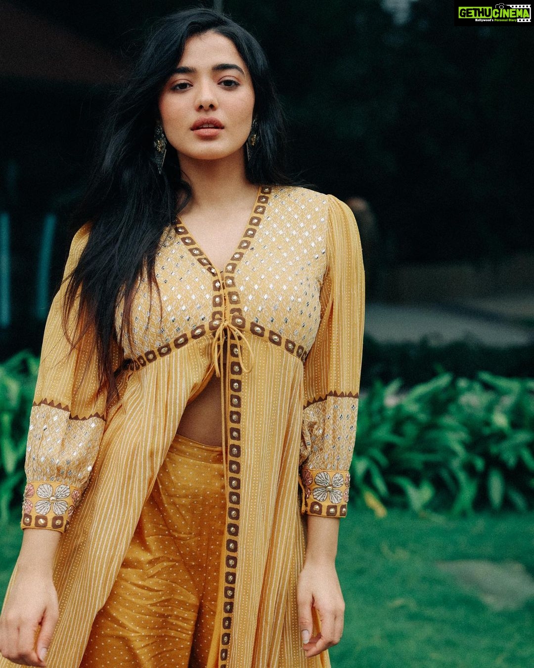 Ketika Sharma Instagram - It’s the cute mood 🦥 Wearing @surbhiguptaofficial Juttis @geethikakanumilli Jewellery @samskruthi_silver Styled by @rashmitathapa Team @aishwarya128 Shot by @pranav.foto Makeup and hair - @makeuphairbyrahul #cute #mood #fun #slide #loveandlight