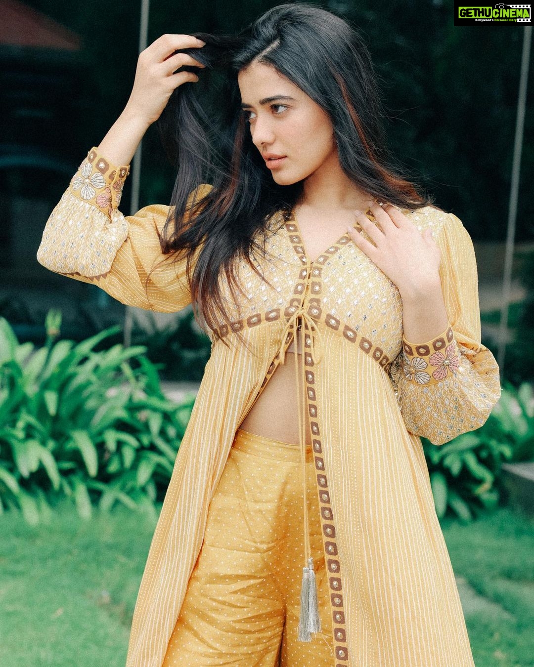 Ketika Sharma Instagram - It’s the cute mood 🦥 Wearing @surbhiguptaofficial Juttis @geethikakanumilli Jewellery @samskruthi_silver Styled by @rashmitathapa Team @aishwarya128 Shot by @pranav.foto Makeup and hair - @makeuphairbyrahul #cute #mood #fun #slide #loveandlight