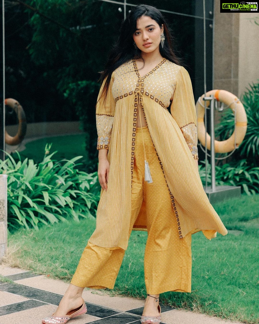 Ketika Sharma Instagram - Hi ππ»ββοΈ Wearing @surbhiguptaofficial Juttis @geethikakanumilli Jewellery @samskruthi_silver Styled by @rashmitathapa Team @aishwarya128 Shot by @pranav.foto Makeup and hair - @makeuphairbyrahul #yellow #my #colour #styled #throwback #cute #vibe #loveandlight