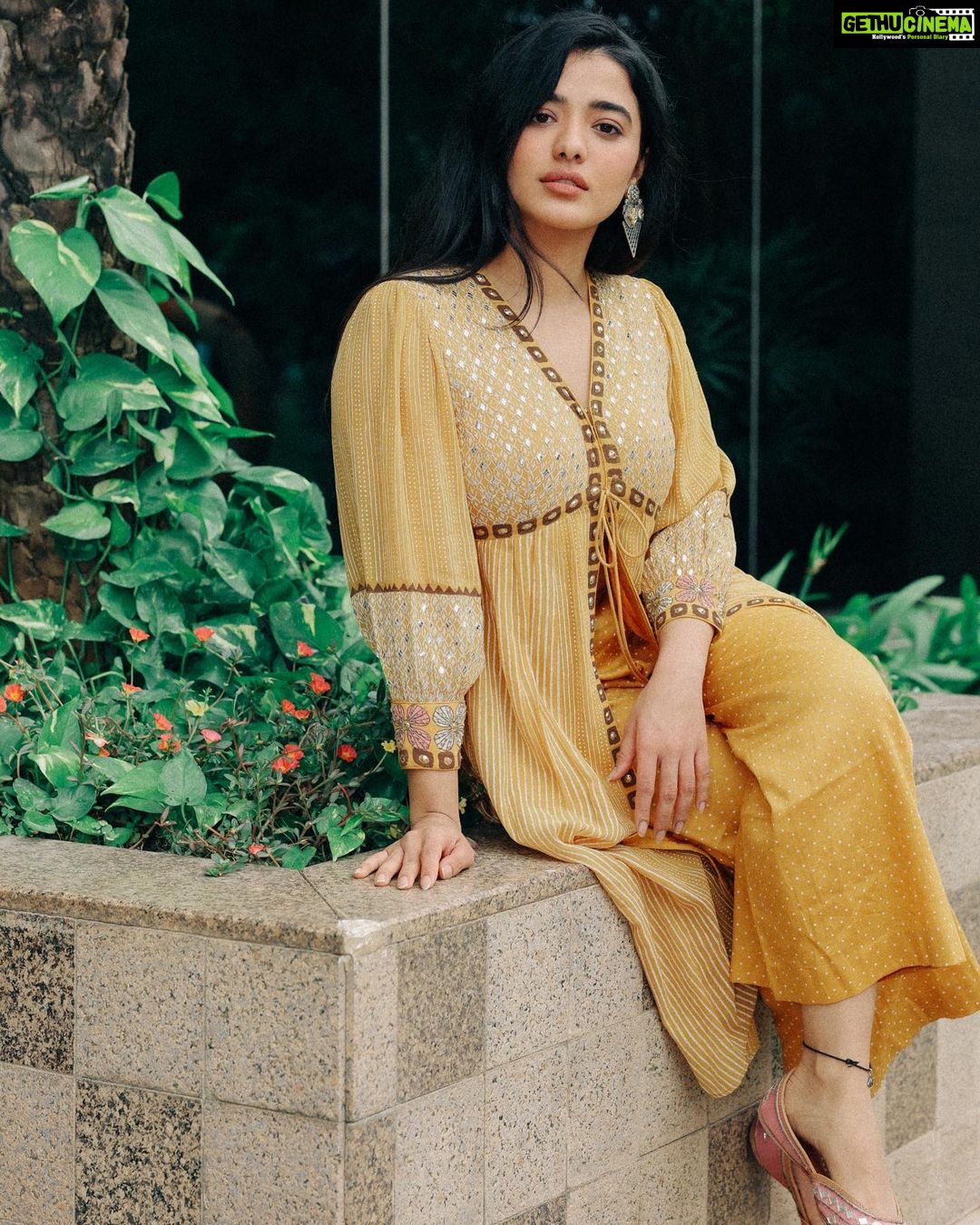 Ketika Sharma Instagram - Hi ππ»ββοΈ Wearing @surbhiguptaofficial Juttis @geethikakanumilli Jewellery @samskruthi_silver Styled by @rashmitathapa Team @aishwarya128 Shot by @pranav.foto Makeup and hair - @makeuphairbyrahul #yellow #my #colour #styled #throwback #cute #vibe #loveandlight