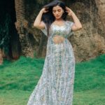 Ketika Sharma Instagram - Breezy 🍁🙆🏻‍♀️ Wearing @issadesignerstudio Jewellery @spillthebead Styled by @rashmitathapa Styling team @aishwarya128 Shot by @pranav.foto ( that colour palette Issa moood) Makeup and hair- @makeuphairbyrahul #october #feels #grainy #green #mood #board #tb #styled #postoftheday #loveandlight