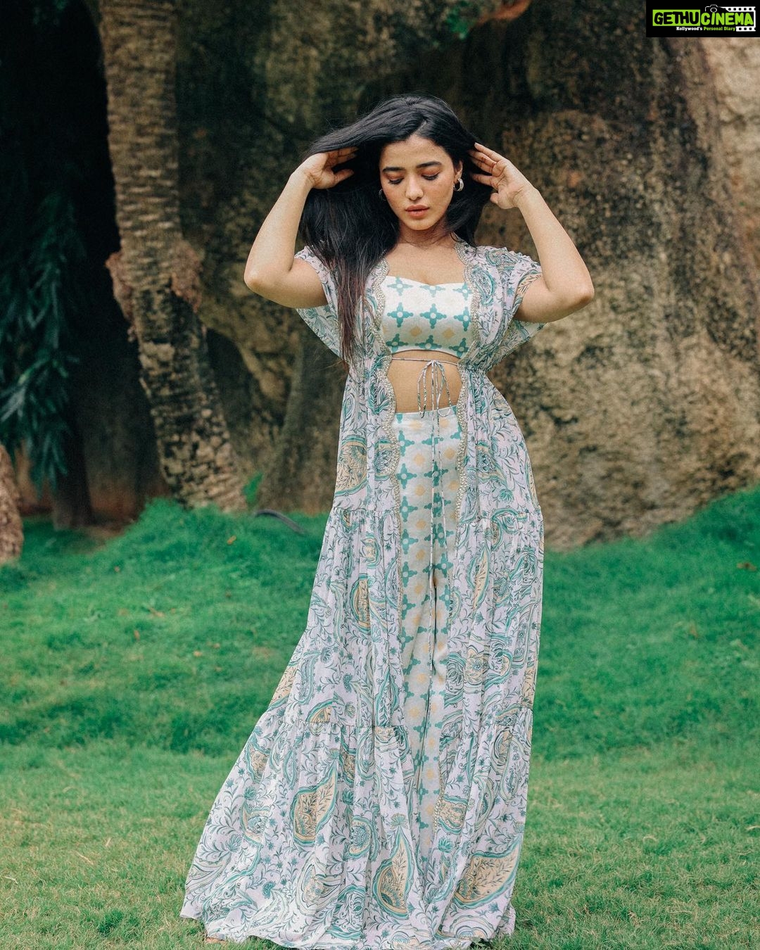 Ketika Sharma Instagram - Breezy 🍁🙆🏻♀️ Wearing @issadesignerstudio Jewellery @spillthebead Styled by @rashmitathapa Styling team @aishwarya128 Shot by @pranav.foto ( that colour palette Issa moood) Makeup and hair- @makeuphairbyrahul #october #feels #grainy #green #mood #board #tb #styled #postoftheday #loveandlight