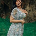 Ketika Sharma Instagram - Breezy 🍁🙆🏻‍♀️ Wearing @issadesignerstudio Jewellery @spillthebead Styled by @rashmitathapa Styling team @aishwarya128 Shot by @pranav.foto ( that colour palette Issa moood) Makeup and hair- @makeuphairbyrahul #october #feels #grainy #green #mood #board #tb #styled #postoftheday #loveandlight