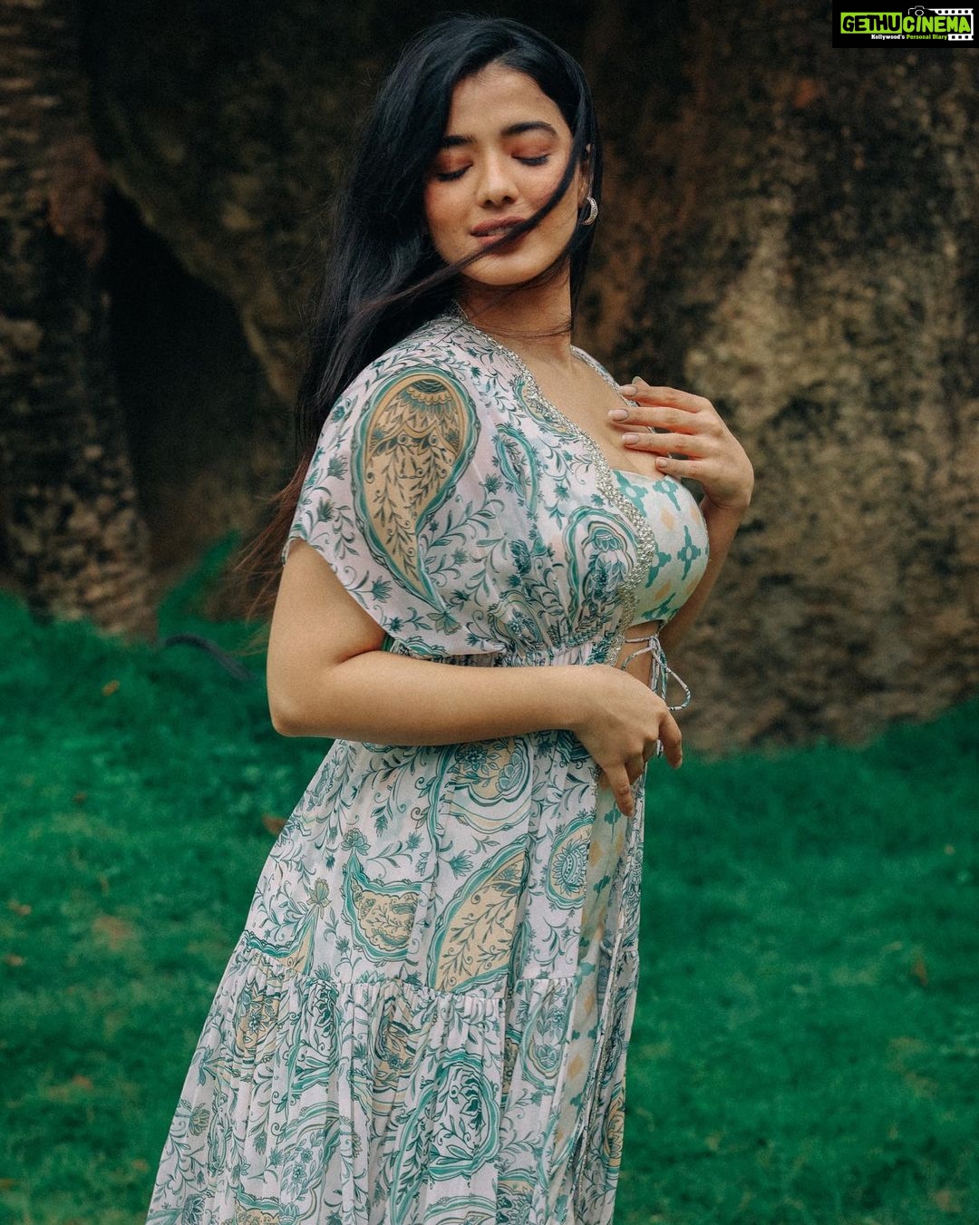 Ketika Sharma Instagram - Breezy 🍁🙆🏻♀️ Wearing @issadesignerstudio Jewellery @spillthebead Styled by @rashmitathapa Styling team @aishwarya128 Shot by @pranav.foto ( that colour palette Issa moood) Makeup and hair- @makeuphairbyrahul #october #feels #grainy #green #mood #board #tb #styled #postoftheday #loveandlight