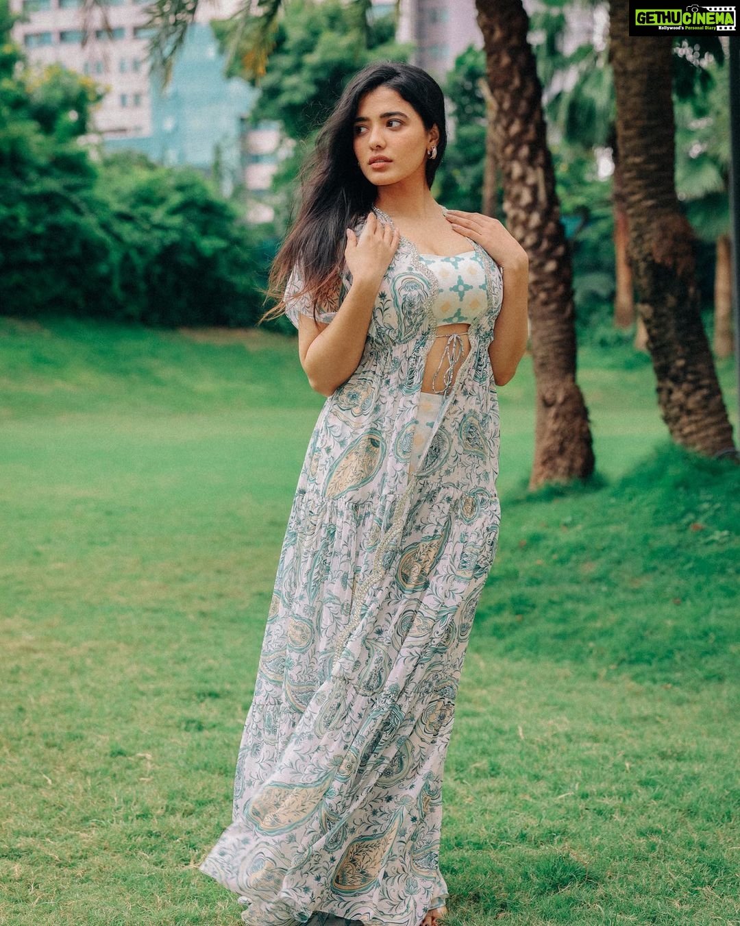 Ketika Sharma Instagram - Breezy 🍁🙆🏻♀️ Wearing @issadesignerstudio Jewellery @spillthebead Styled by @rashmitathapa Styling team @aishwarya128 Shot by @pranav.foto ( that colour palette Issa moood) Makeup and hair- @makeuphairbyrahul #october #feels #grainy #green #mood #board #tb #styled #postoftheday #loveandlight