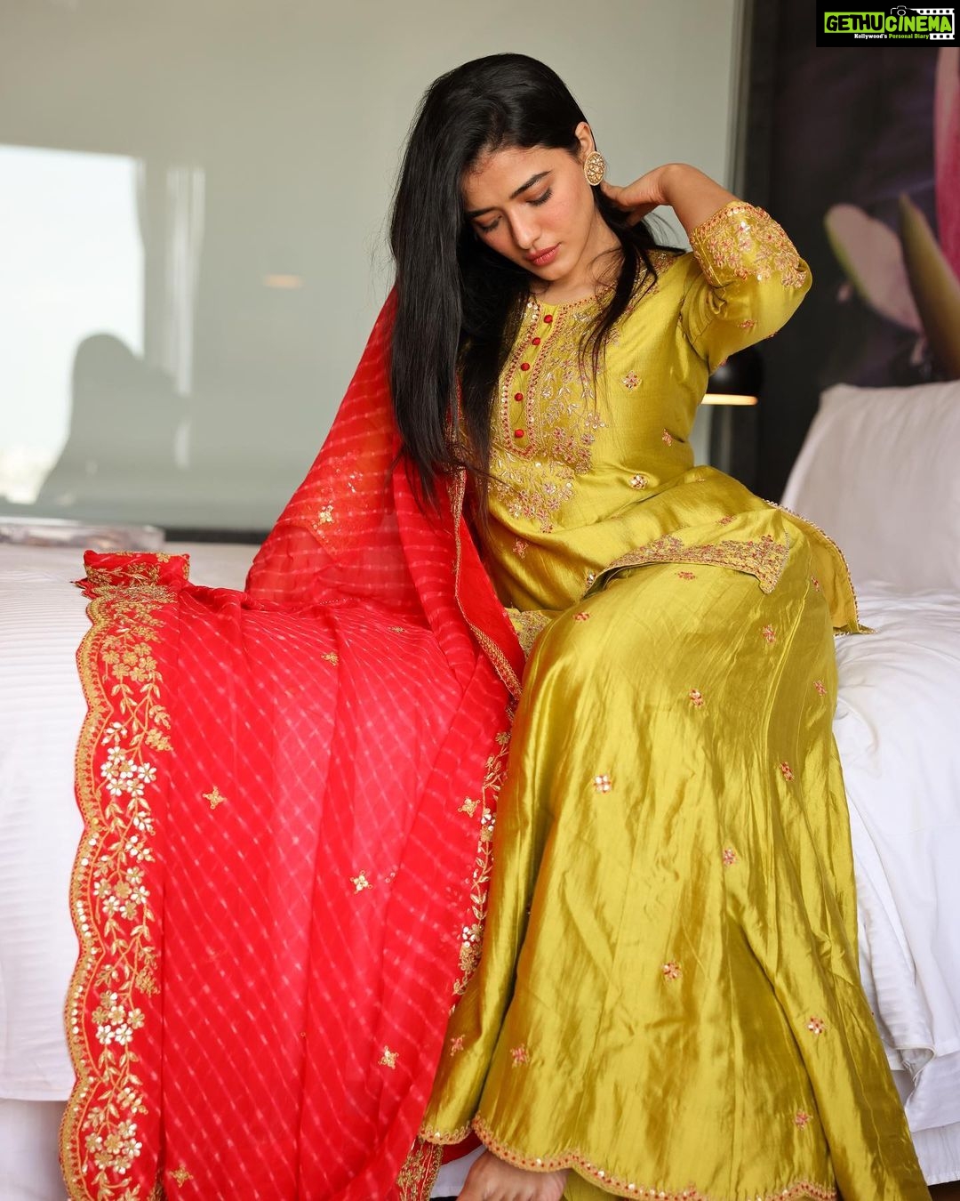 Ketika Sharma Instagram - Wishing you all a fun-filled Dussehra 🏹🙏🏼 Stylist - @dilesha_shafa Outfit- @surbhivshah Jwellery- @treasureboxoriginals Shot by @pranav.foto #throwback #styled #outfit #for #interviews #dussehra #post #loveandlight #godbless