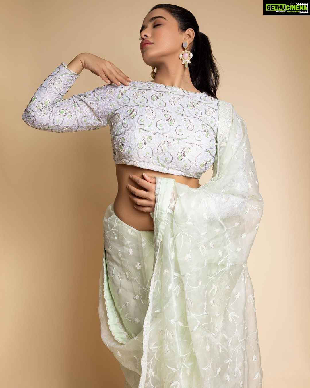Ketika Sharma Instagram - She moves to her own music. Wearing @apekshathelabel Jewellery @houseofqc Styled by @rashmitathapa Styling team @aishwarya128 Shot by @pranav.foto #saree #throwback #trailer #launch #tb #green #cant #get #enough #styled #portraits #promotions #look #gratidão #loveandlight