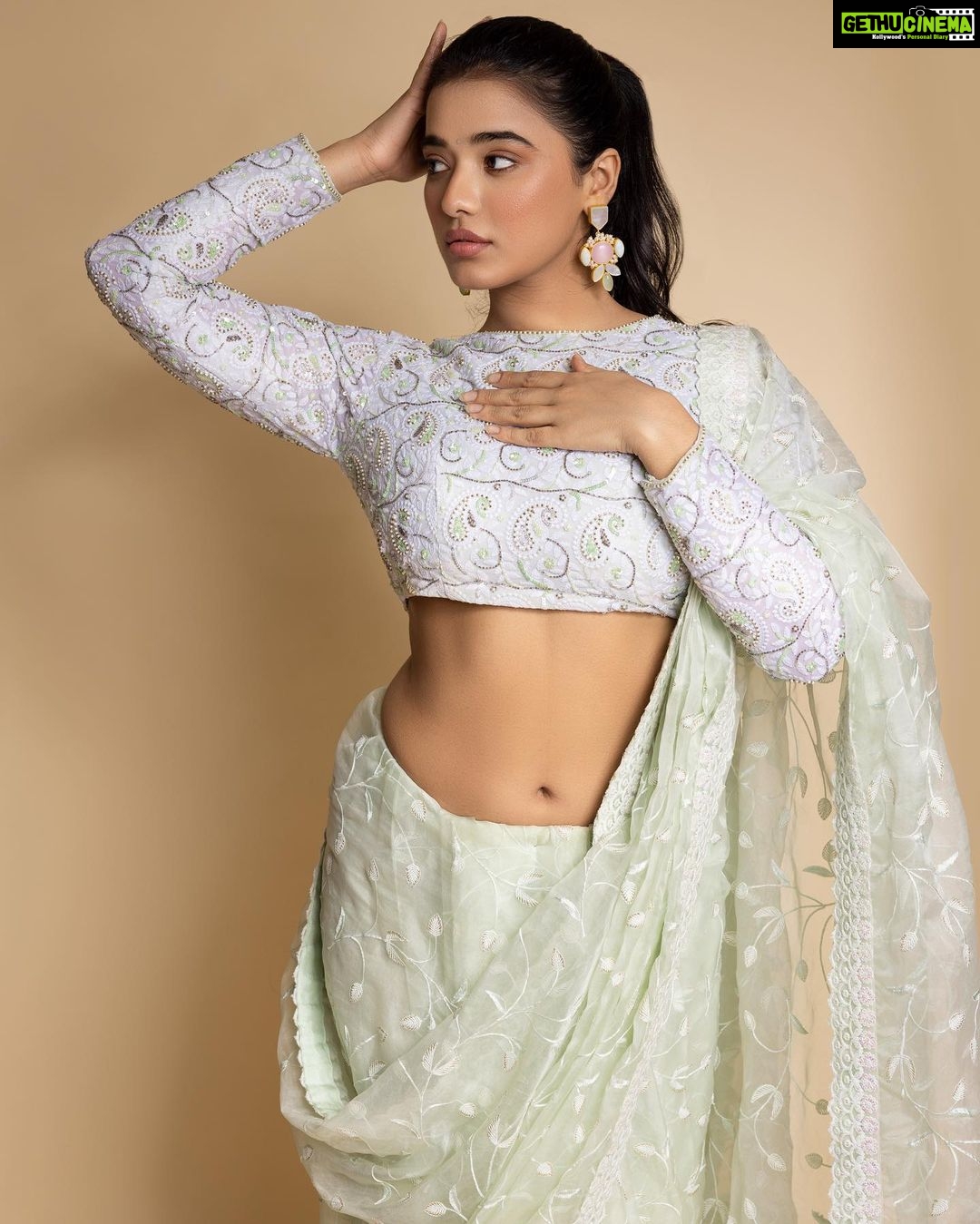 Ketika Sharma Instagram - She moves to her own music. Wearing @apekshathelabel Jewellery @houseofqc Styled by @rashmitathapa Styling team @aishwarya128 Shot by @pranav.foto #saree #throwback #trailer #launch #tb #green #cant #get #enough #styled #portraits #promotions #look #gratidão #loveandlight