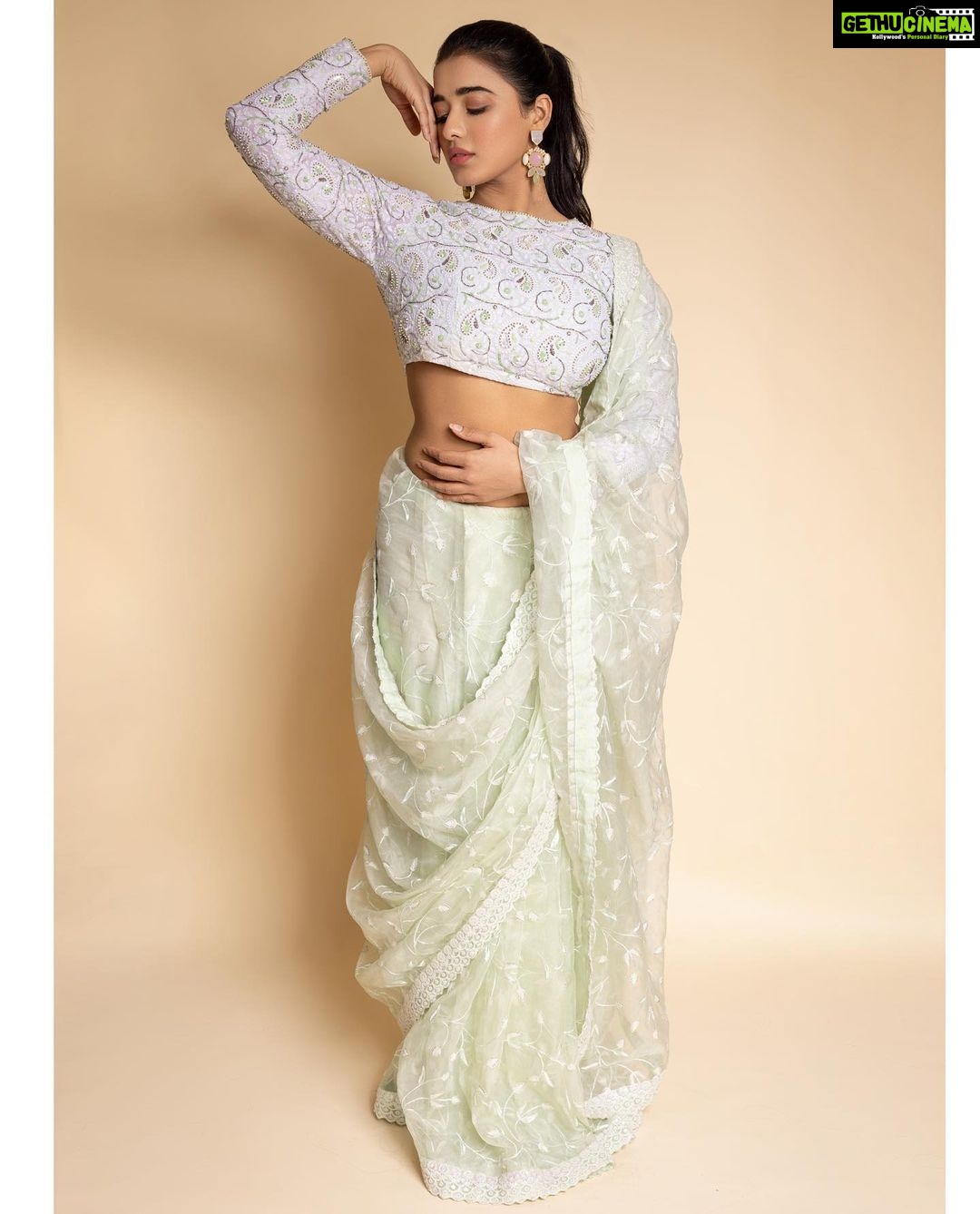 Ketika Sharma Instagram - She moves to her own music. Wearing @apekshathelabel Jewellery @houseofqc Styled by @rashmitathapa Styling team @aishwarya128 Shot by @pranav.foto #saree #throwback #trailer #launch #tb #green #cant #get #enough #styled #promotions #look #gratidão #loveandlight