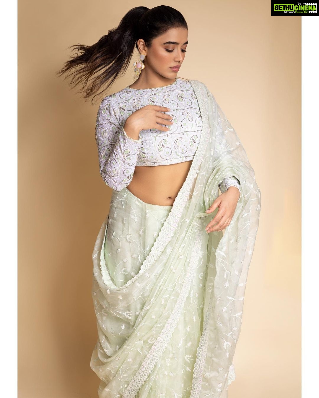 Ketika Sharma Instagram - She moves to her own music. Wearing @apekshathelabel Jewellery @houseofqc Styled by @rashmitathapa Styling team @aishwarya128 Shot by @pranav.foto #saree #throwback #trailer #launch #tb #green #cant #get #enough #styled #promotions #look #gratidão #loveandlight