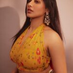 Ketika Sharma Instagram - Living life in warm yellows 💛 Wearing @prevasu X @zowed_hyderabad Jewellery @houseofqc Styled by @rashmitathapa Styling team @aishwarya128 Shot by @arifminhaz Photo Asst @thejaswitanneru #sunkissed #moodboard #yellow #my #colour #cute #aesthetic #throwback #styled #look #for #promotions #college #visits #grateful #loveandlight