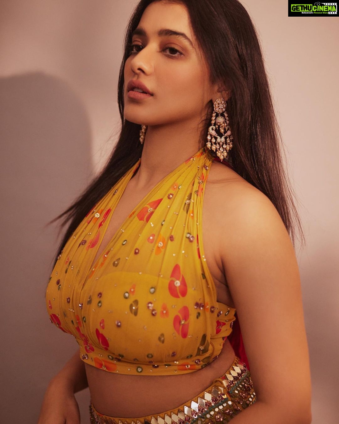 Ketika Sharma Instagram - Living life in warm yellows π Wearing @prevasu X @zowed_hyderabad Jewellery @houseofqc Styled by @rashmitathapa Styling team @aishwarya128 Shot by @arifminhaz Photo Asst @thejaswitanneru #sunkissed #moodboard #yellow #my #colour #cute #aesthetic #throwback #styled #look #for #promotions #college #visits #grateful #loveandlight