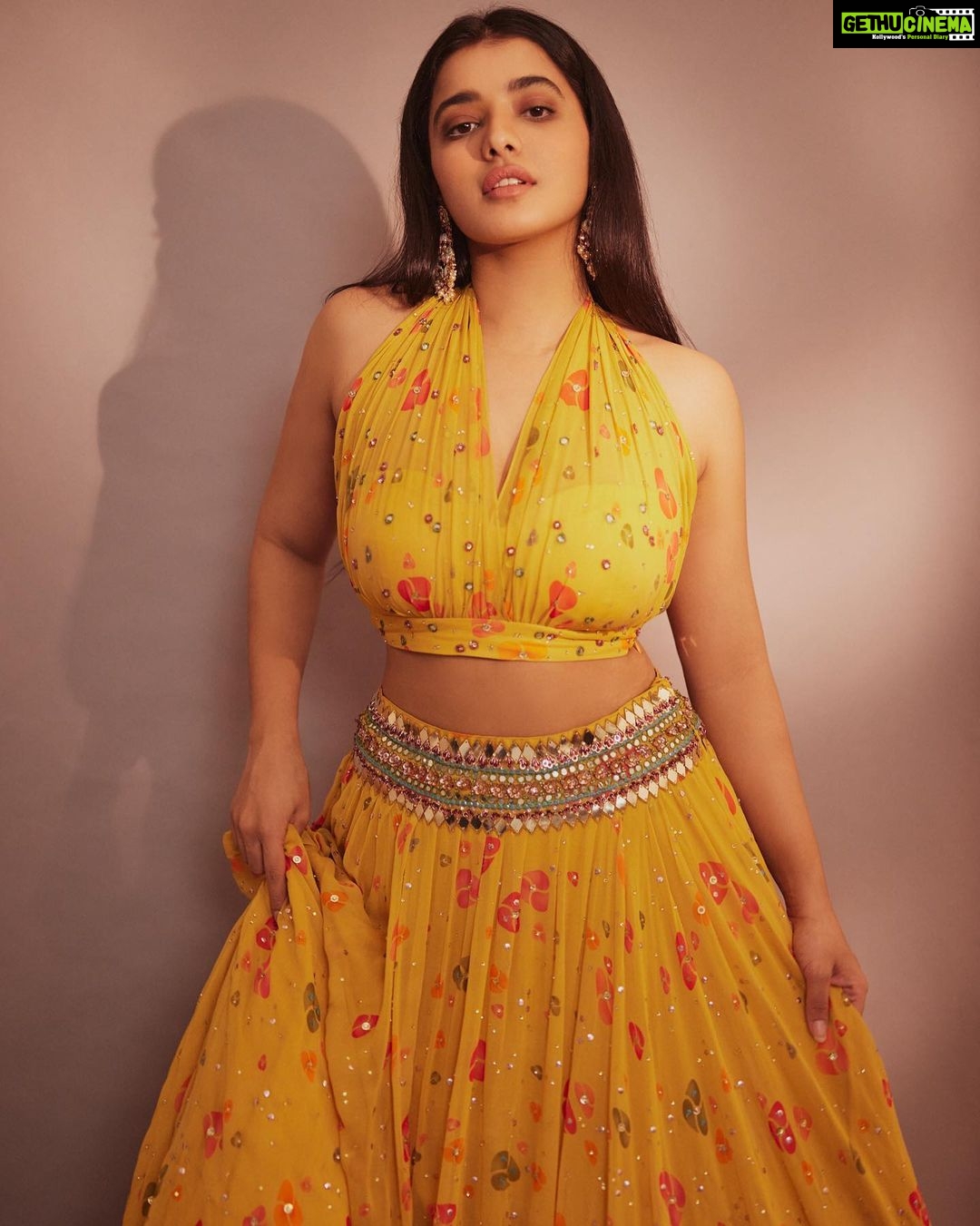 Ketika Sharma Instagram - Living life in warm yellows π Wearing @prevasu X @zowed_hyderabad Jewellery @houseofqc Styled by @rashmitathapa Styling team @aishwarya128 Shot by @arifminhaz Photo Asst @thejaswitanneru #sunkissed #moodboard #yellow #my #colour #cute #aesthetic #throwback #styled #look #for #promotions #college #visits #grateful #loveandlight