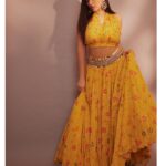 Ketika Sharma Instagram - Living life in warm yellows 💛 #happysunday Wearing @prevasu X @zowed_hyderabad Jewellery @houseofqc Styled by @rashmitathapa Styling team @aishwarya128 Shot by @arifminhaz Photo Asst @thejaswitanneru #sunkissed #moodboard #yellow #my #colour #cute #aesthetic #throwback #styled #look #for #promotions #college #visits #grateful #loveandlight