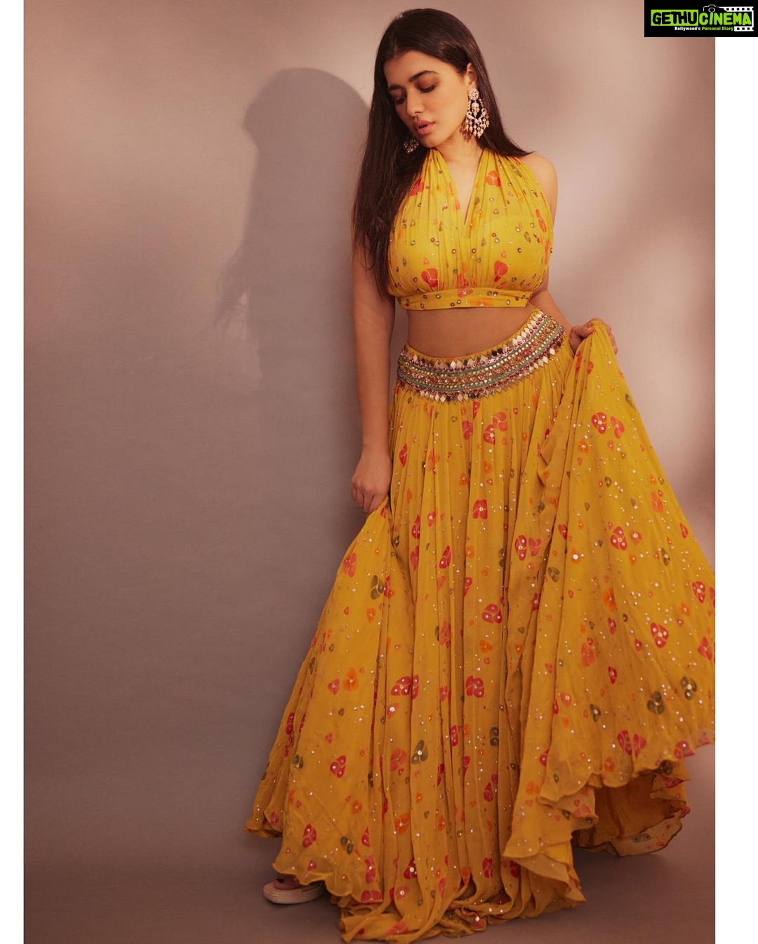 Ketika Sharma Instagram - Living life in warm yellows π #happysunday Wearing @prevasu X @zowed_hyderabad Jewellery @houseofqc Styled by @rashmitathapa Styling team @aishwarya128 Shot by @arifminhaz Photo Asst @thejaswitanneru #sunkissed #moodboard #yellow #my #colour #cute #aesthetic #throwback #styled #look #for #promotions #college #visits #grateful #loveandlight