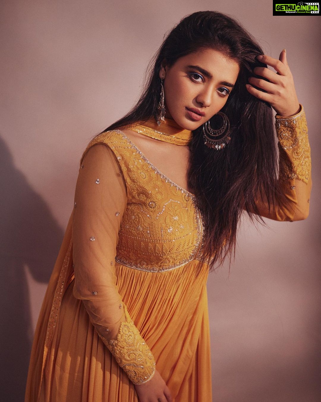 Ketika Sharma Instagram - A golden state of mind π Wearing @issadesignerstudio Styled by @rashmitathapa π Styling team @aishwarya128 π Shot by @arifminhaz π₯ Photo Asst @thejaswitanneru Jewellery @spillthebead #anarkali #anarkalisuits #ethnicwear #yellow #my #happy #colour #styled #for #rangarangavaibhavanga #promotions #throwback #loveandlight
