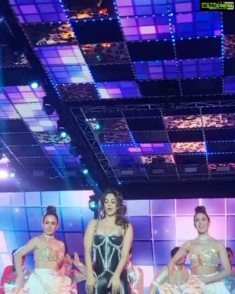 Kiara Advani Instagram - My First @filmfare performance 🖤 Had the time of my life and it wouldn’t have been possible without @shiamakindiaofficial @marzipestonji , Kruti, Puneet, @manishmalhotra05 Sailey, Niharika, @mehakoberoi , nidhi , @jairam , the filmfare team and Ofcourse the amazing audience! 🖤🖤🖤🖤🖤