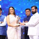 Kiara Advani Instagram - Born and Brought up in Maharashtra my heart is filled with immense gratitude to receive the Lokmat Maharashtrian of the Year 🏆 from our honourable leaders, Shri Eknath Shinde ji , Shri Devendra Fadnavis Ji and Shri Promod Sawant Ji. Thankyou @lokmat and @rishidarda for this prestigious honour 🙏🏼