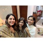 Kirti Kulhari Instagram – Thank u @jhadisha and @raksha.kumawat  for the darshan 🙏❤️ 
#happyganeshchaturthi everyone.. to new beginnings 💥