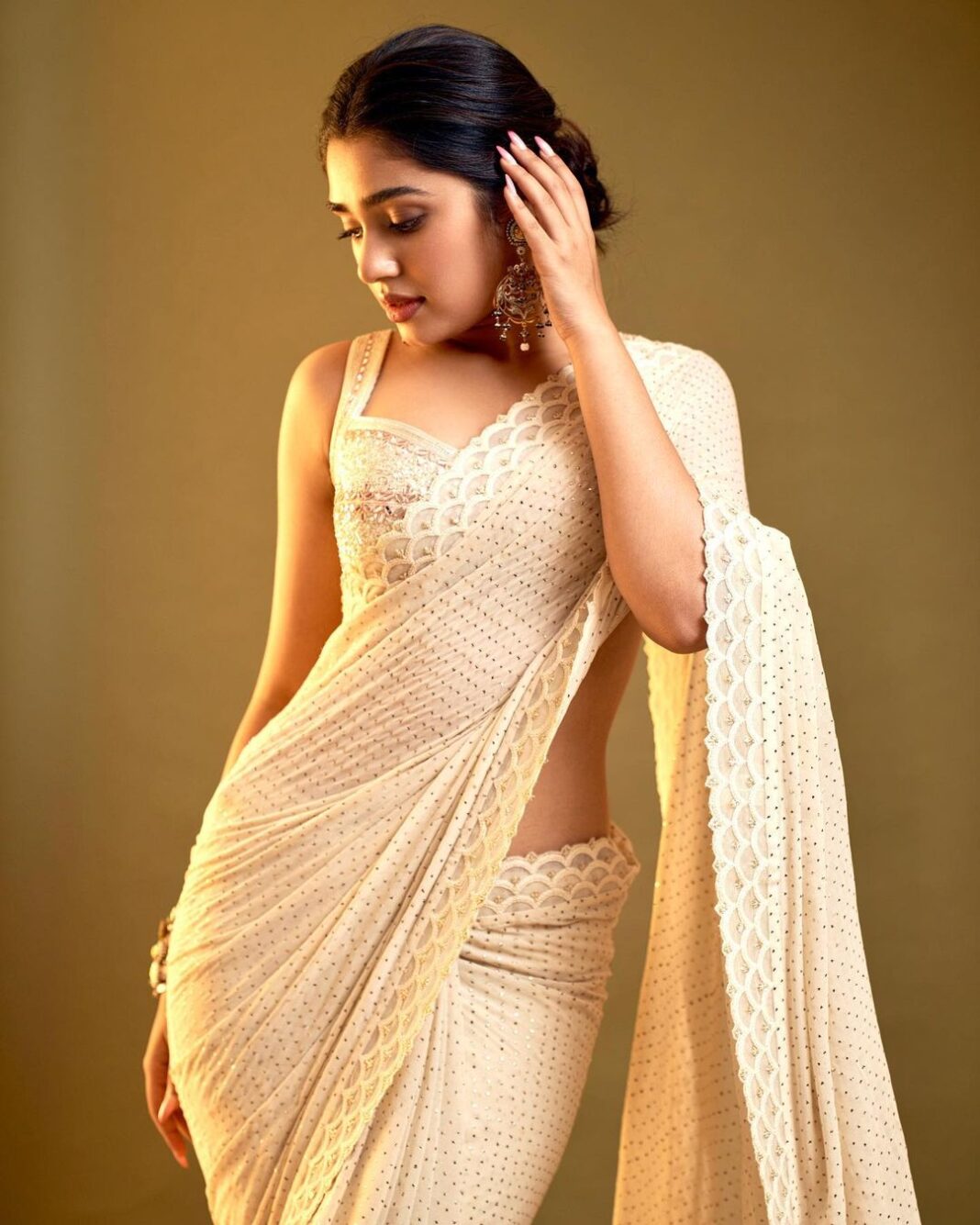 Krithi Shetty Instagram - There’s beauty in simplicity 🕊
•
Grateful to @eshaangirri 🤍 for this bomb lighting and all his amazing 📸 Wearing this gorgeous saree by @sawangandhiofficial ✨
Jewellery @sheetalzaveribyvithaldas
Styled by @jukalker
Styling team @pratimajukalker
HM @venkymakeupstudio @chaks_makeup Krithi Shetty Instagram - There’s beauty in simplicity 🕊 • Grateful to @eshaangirri 🤍 for this bomb lighting and all his amazing 📸 Wearing this gorgeous saree by @sawangandhiofficial ✨ Jewellery @sheetalzaveribyvithaldas Styled by @jukalker Styling team @pratimajukalker HM @venkymakeupstudio @chaks_makeup