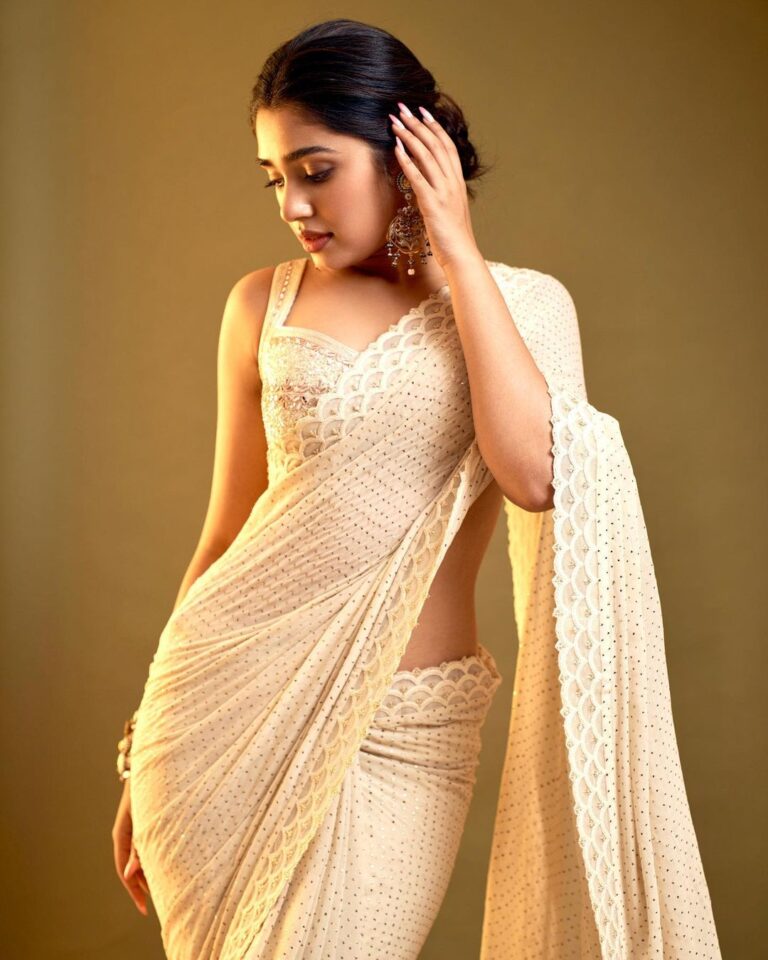 Krithi Shetty Instagram - There’s beauty in simplicity 🕊 • Grateful to @eshaangirri 🤍 for this bomb lighting and all his amazing 📸 Wearing this gorgeous saree by @sawangandhiofficial ✨ Jewellery @sheetalzaveribyvithaldas Styled by @jukalker Styling team @pratimajukalker HM @venkymakeupstudio @chaks_makeup